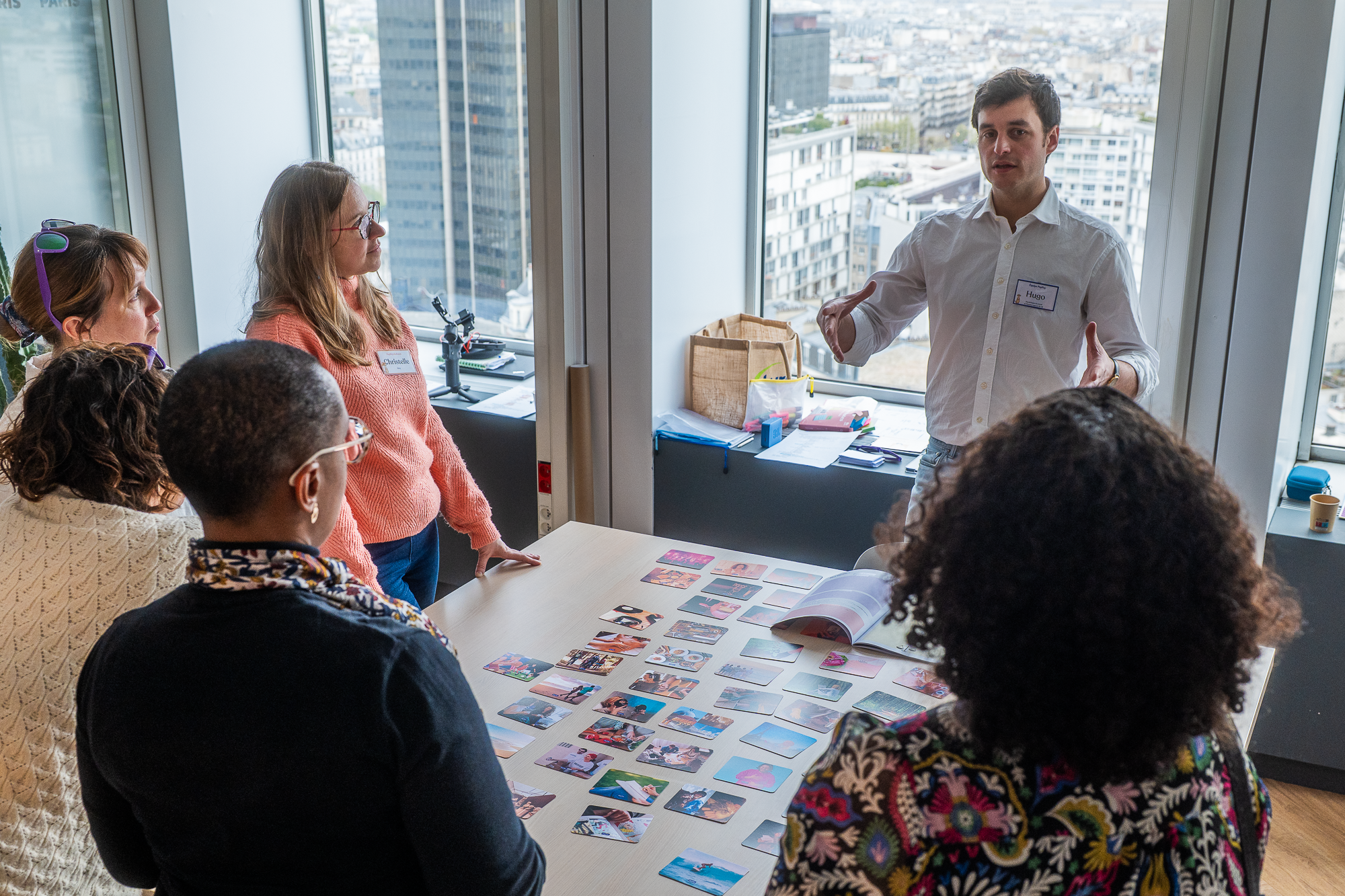 Atelier PepPsy - groupe autour d'une table avec vue Paris